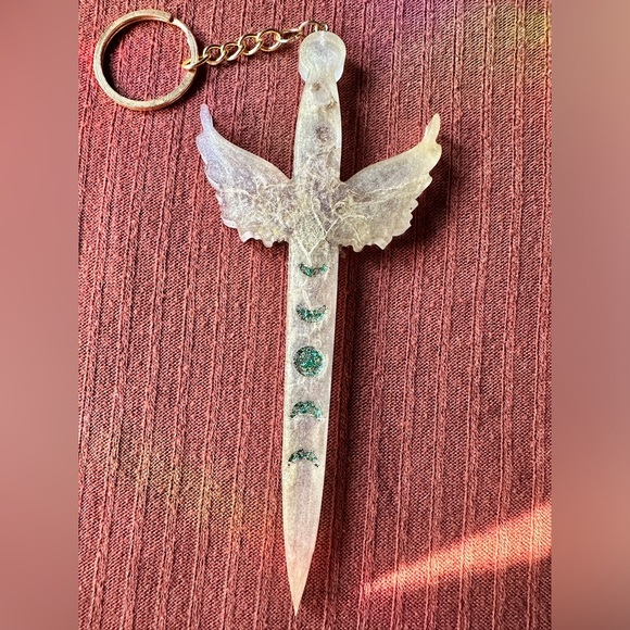 🌿Pretty handmade moss & lichen pale gold quartz winged resin dagger keychain🌿 - Picture 3 of 9